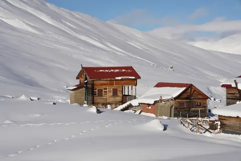 Mountain Cabin 4K Wallpaper · mountains · 3840×2560