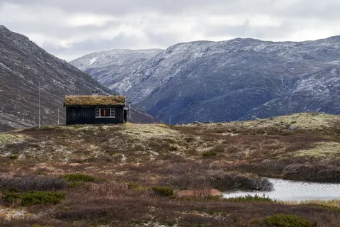 Mountain Cabin 4K Wallpaper · mountains · 3840×2561