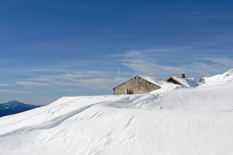 Mountain Cabin 4K Wallpaper · mountains · 3840×2560