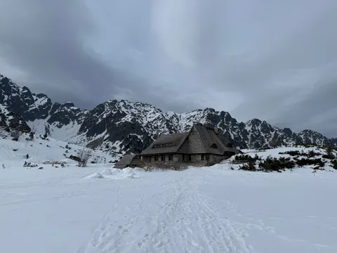 Mountain Cabin 4K Wallpaper · mountains · 3840×2880