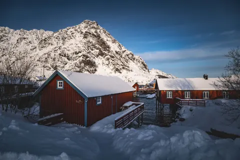 Mountain Cabin 4K Wallpaper · mountains · 3840×2560