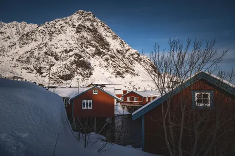 Mountain Cabin 4K Wallpaper · mountains · 3840×2560