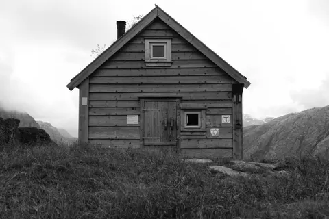 Mountain Cabin 4K Wallpaper · mountains · 3840×2560