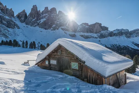 Mountain Cabin 4K Wallpaper · mountains · 3840×2563