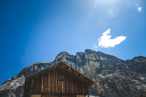 Mountain Cabin 4K Wallpaper · mountains · 3840×2560