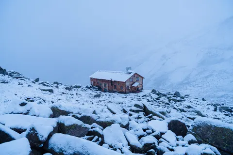 Mountain Cabin 4K Wallpaper · mountains · 3840×2560
