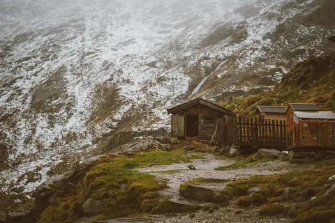 Mountain Cabin 4K Wallpaper · mountains · 3840×2560