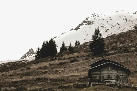 Mountain Cabin 4K Wallpaper · mountains · 3840×2560