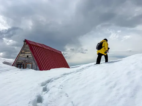 Mountain Cabin 4K Wallpaper · mountains · 3840×2880