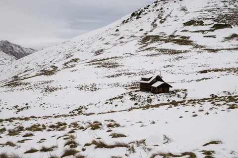Mountain Cabin 4K Wallpaper · mountains · 3840×2560