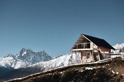 Mountain Cabin 4K Wallpaper · mountains · 3840×2560