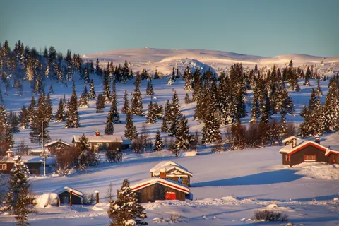 Mountain Cabin 4K Wallpaper · mountains · 3840×2560
