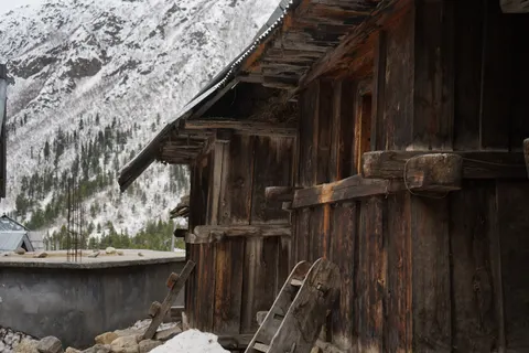 Mountain Cabin 4K Wallpaper · mountains · 3840×2560