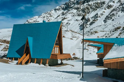 Mountain Cabin 4K Wallpaper · mountains · 3840×2560