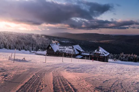 Mountain Cabin 4K Wallpaper · mountains · 3840×2560