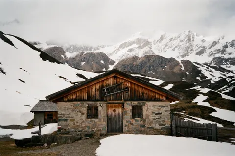 Mountain Cabin 4K Wallpaper · mountains · 3840×2547