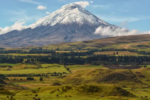 Snowy Volcano 4K Wallpaper · mountains · 3840×2560