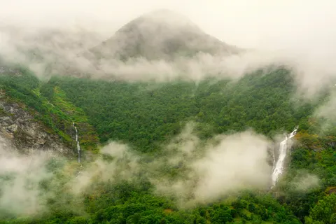 Valley Waterfall 4K Wallpaper · mountains · 3840×2561