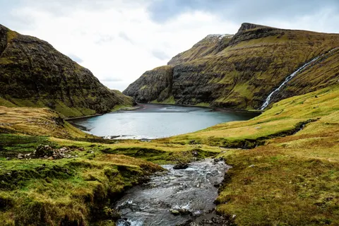 Valley Waterfall 4K Wallpaper · mountains · 3840×2560