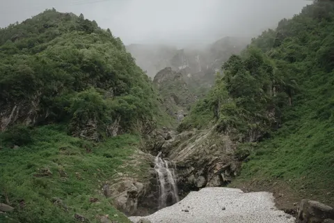 Valley Waterfall 4K Wallpaper · mountains · 3840×2560