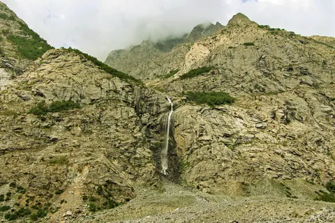 Valley Waterfall 4K Wallpaper · mountains · 3840×2560