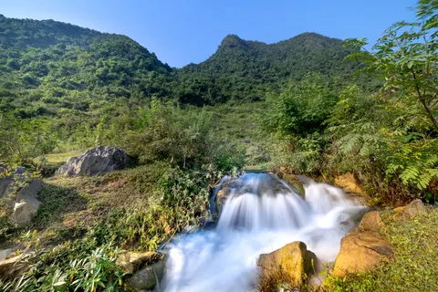 Valley Waterfall 4K Wallpaper · mountains · 3840×2561