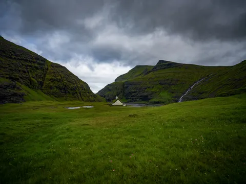 Valley Waterfall 4K Wallpaper · mountains · 3840×2880