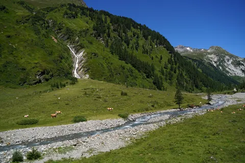 Valley Waterfall 4K Wallpaper · mountains · 3840×2560