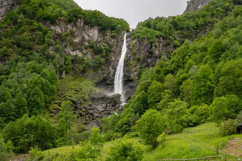Valley Waterfall 4K Wallpaper · mountains · 3840×2560