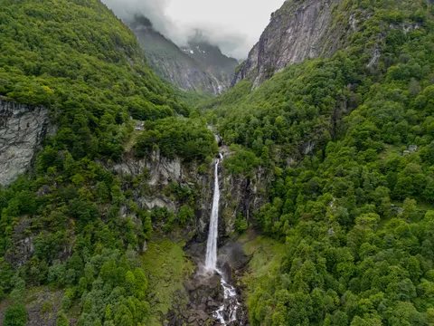 Valley Waterfall 4K Wallpaper · mountains · 3840×2880