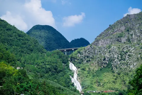 Valley Waterfall 4K Wallpaper · mountains · 3840×2560