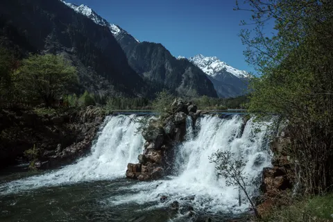Valley Waterfall 4K Wallpaper · mountains · 3840×2560