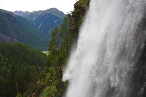Valley Waterfall 4K Wallpaper · mountains · 3840×2560
