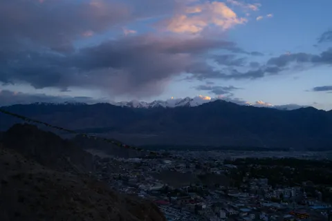 خلفية جبال عند الغروب بدقة 4K · sunset · 3840×2560