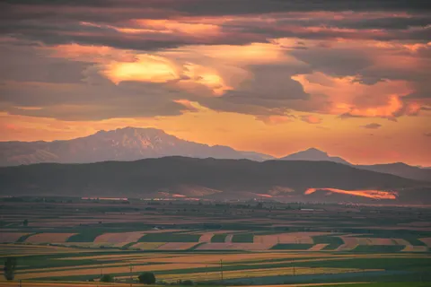 خلفية جبال عند الغروب بدقة 4K · sunset · 3840×2560