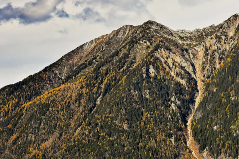 Autumn Mountains 4K Wallpaper · autumn · 3840×2560