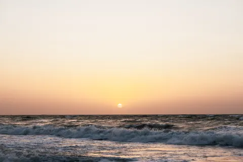 Papel de parede Pôr do Sol no Oceano 4K · ocean · 3840×2561