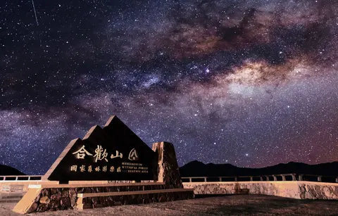 Milky Way Galaxy 4K Wallpaper · space · 3840×2461