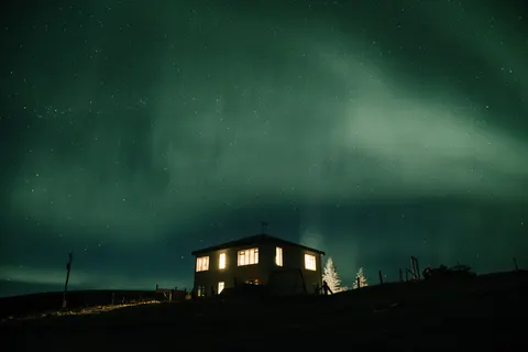 Northern Lights 4K Wallpaper · space · 3840×2561