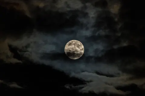 Full Moon 4K Wallpaper · space · 3840×2560