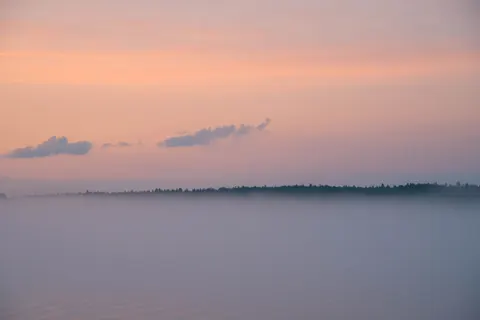 Fond d'écran Lac de montagne brumeux 4K · nature · 3840×2563