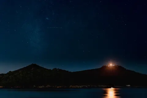 Papel de parede Via Láctea sobre o Mar 4K · space · 3840×2560