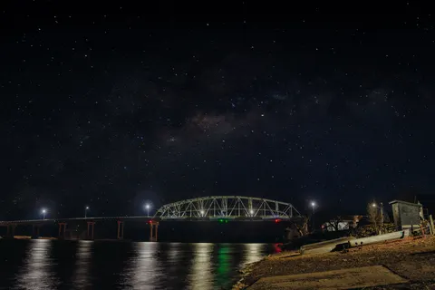 Milky Way over Sea 4K Wallpaper · space · 3840×2560