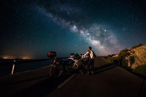 Deniz Üzerinde Samanyolu 4K Duvar Kağıdı · space · 3840×2563