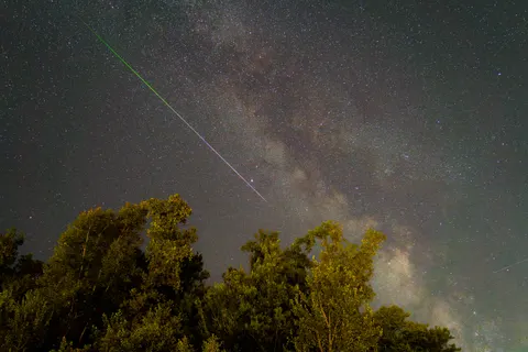 Meteor Shower 4K Wallpaper · space · 3840×2561