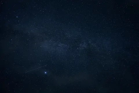 والپیپر بارش شهابی با کیفیت 4K · space · 3840×2560