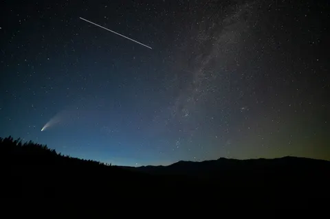 Meteor Shower 4K Wallpaper · space · 3840×2555