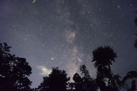 Meteor Shower 4K Wallpaper · space · 3840×2560