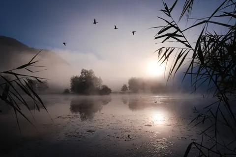 Fond d'écran Lac de montagne brumeux 4K · nature · 3840×2563