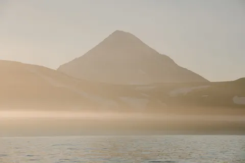 薄雾山湖 4K壁纸 · nature · 3840×2560